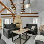 Twelve-bedroom In Semesterbostad