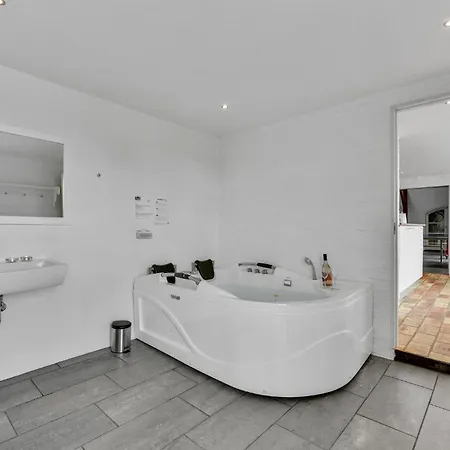 Twelve-Bedroom Accommodation In Ulfborg *